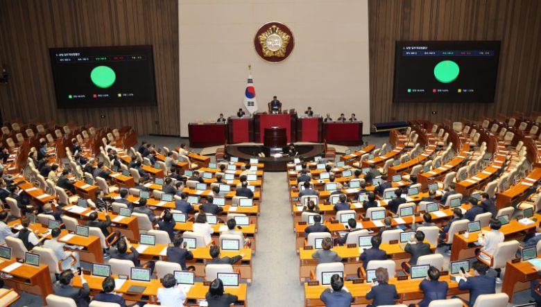 25일 오전 서울 여의도 국회에서 열린 제428회 국회(임시회) 제2차 본회의에서 2차 상법 개정안이 재적 182인, 찬성 180인, 기권 2인으로 통과되고 있다. 뉴스1