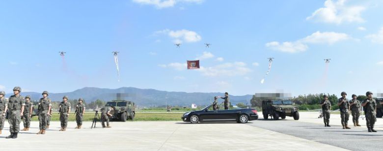 지난 2023년 9월 1일 드론작전사령부 창설식 모습. 합동참모본부 제공                                    지난 2023년 1월 13일 경기 파주 무건리 훈련장에서 열린 아미타이거 시범여단 연합훈련에서 정찰드론이 적 탐지 등 임무수행을 하고 있다. 공동취재단