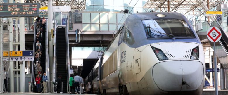 서울역에서 탑승객들이 오가고 있다. 뉴시스