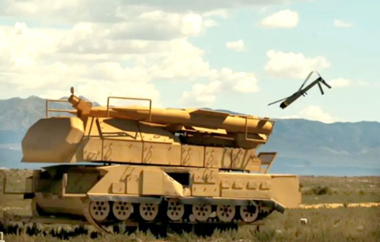 인공지능(AI)을 탑재한 안두릴의 자폭드론 '알티우스-700M'이 적 자주 지대공 미사일을 직격하고 있다. 항공기·헬리콥터·지상 차량 등 다양한 플랫폼에서 발사될 수 있다. 빠른 종말 속도로 목표물 타격 시 높은 정확도와 파괴력을 제공한다. 장갑 표적에 대한 효과를 극대화하기 위해 지연신관을 장착할 수 있다. 안두릴 인더스트리 유튜브 캡쳐