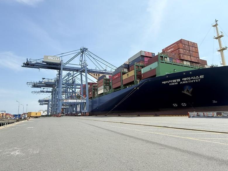 TCIT에 1만3000TEU급 초대형 컨테이너선인 HMM의 애미시스트가 정박해있다. 사진=강구귀 기자                                    TCIT에서 직원들이 선박의 정박을 돕고 있다. TCIT 제공                                    김종읍 TCIT 대표가 설명하고 있다. TCIT 제공