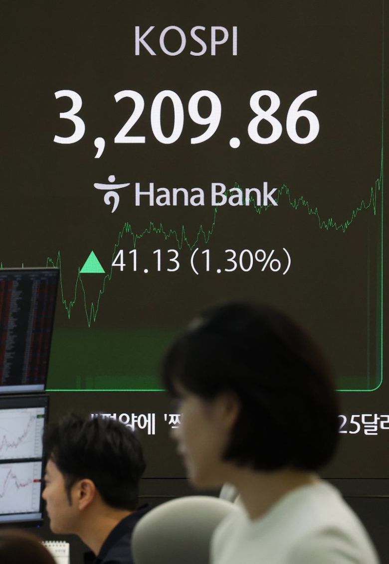 코스피가 전 거래일(3168.73)보다 41.13포인트(1.30%) 오른 3209.86에 거래를 마친 25일 오후 서울 중구 하나은행 본점 딜링룸에서 딜러들이 업무를 수행하고 있다. 사진=뉴시스