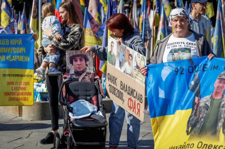 24일(현지시간) 우크라이나 키이우 도심에서 전쟁 실종자 가족들이 독립기념일을 맞아 집회를 열고 있다.로이터연합뉴스