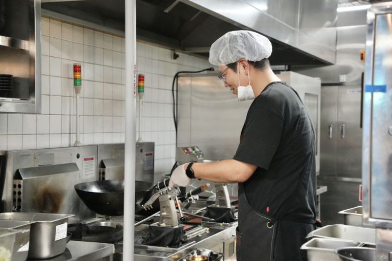 한 주방직원이 만다린로보틱스가 제작한 요리봇들로 음식을 만들고 있다. 만다린로보틱스 제공