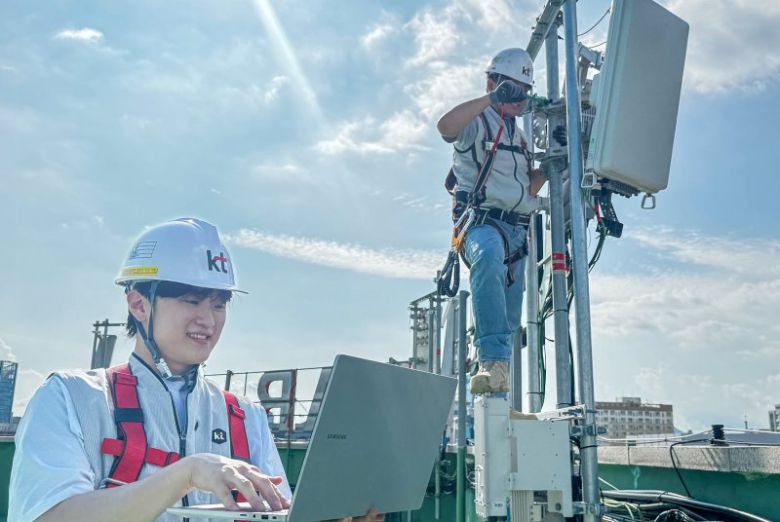 KT 직원들이 AI-RAN 기술을 검증하는 모습. KT 제공