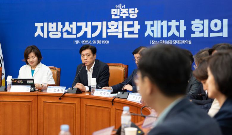 조승래 더불어민주당 지방선거기획단장이 26일 서울 여의도 국회에서 열린 제1차 회의에서 모두발언하고 있다. 뉴스1