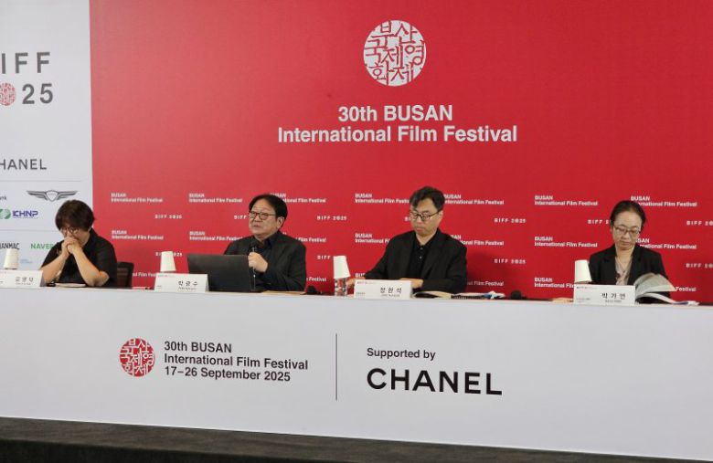 26일 오전 영화의전당 시네마운틴에서 열린 '제30회 부산국제영화제(BIFF) 공식 기자회견'에서 BIFF 조직위원회 박광수 이사장(왼쪽 두번째)이 올해 운영 방향과 개요를 설명하고 있다. 사진=변옥환 기자                                      부산국제영화제가 올해 준비한 특별기획 프로그램 '아시아 영화의 결정적 순간들' 홍보 포스터. 부산국제영화제 조직위원회 제공