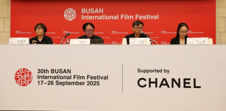 제30회 부산국제영화제 개최 기자회견이 열린 26일 서울 중구 대한상공회의소에서 김영덕(왼쪽부터) 마켓위원장, 박광수 부산국제영화제 이사장, 정한석 집행위원장, 박가언 수석프로그래머가 올해 영화제에 대해 설명하고 있다. 이번 영화제는 오는 9월17~26일 영화의전당 등 7개 극장 31개 스크린에서 총 328편(공식 초청작 64개국 241편, 커뮤니티비프 87편)의 작품을 소개한다. 뉴시스