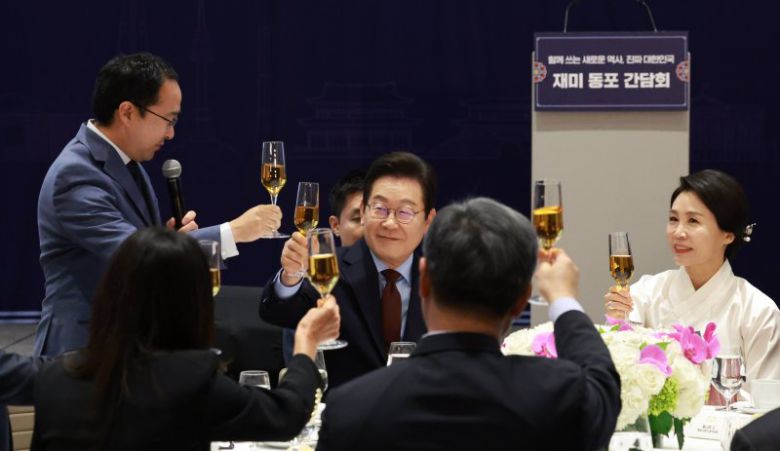 이재명 대통령과 김혜경 여사(오른쪽)가 24일(현지시간) 미국 워싱턴DC의 한 호텔에서 열린 재미동포 만찬 간담회에서 앤디 김 미국 상원의원과 건배하고 있다. 연합뉴스