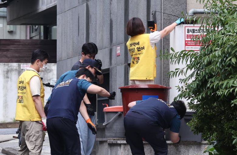 서울시·동대문경찰서·한국외국어대학교 관계자들로 구성된 합동점검반이 26일 서울 동대문구 한국외국어대학교 일대에서 캠퍼스 '마약 던지기' 집중 단속을 하고 있다. 뉴스1