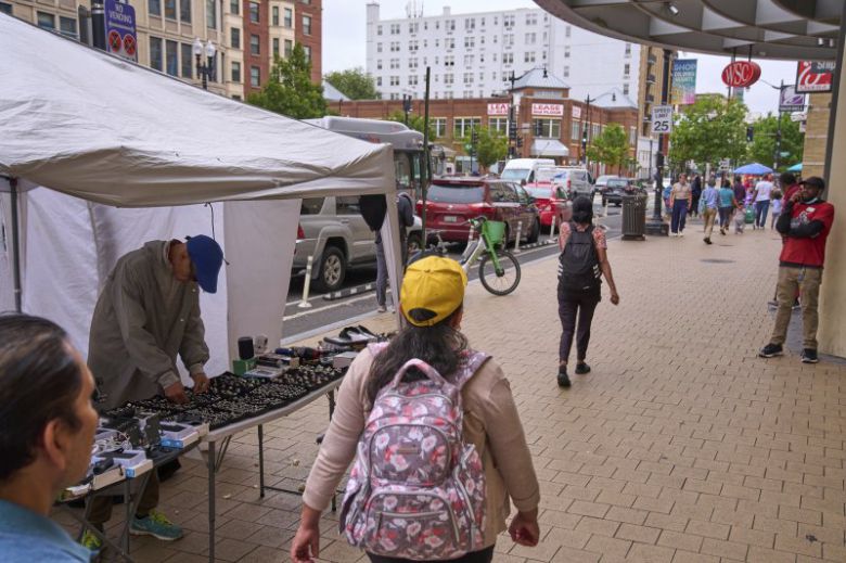 19일(현지 시간) 미국 워싱턴D.C. 컬럼비아 하이츠 지역에서 거리 상인 야신 야하위(왼쪽)가 물건을 팔고 있다. 그는 “이곳은 상인들로 가득 했지만, 불법 이민자·노숙자 단속이 시작된 이후엔 텅 비어 있다”라고 말했다. 사진=뉴시스