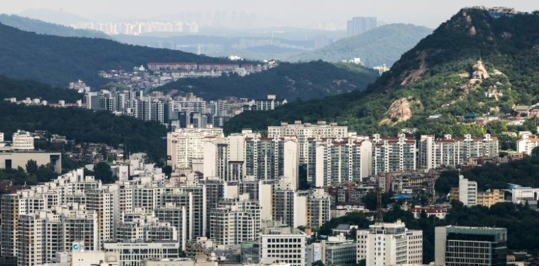 서울 중구 남산에서 서울시내 아파트가 보이고 있다. 사진=뉴시스