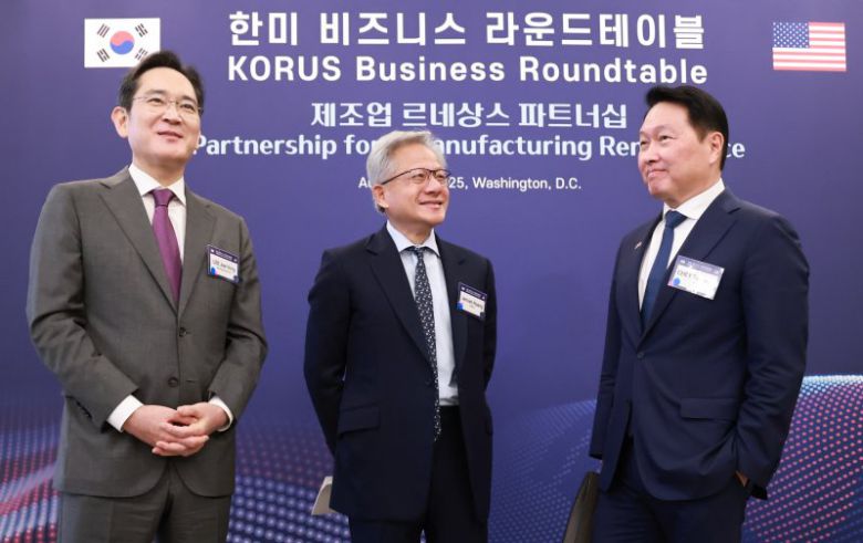 이재용 삼성전자 회장(왼쪽)과 최태원 대한상공회의소 회장 겸 SK그룹 회장(오른쪽)이 25일(현지시간) 미국 워싱턴DC 윌라드 호텔에서 열린 한미 비즈니스 라운드 테이블 리셉션에서 젠슨 황 엔비디아 최고경영자(CEO)와 대화하고 있다. 연합뉴스