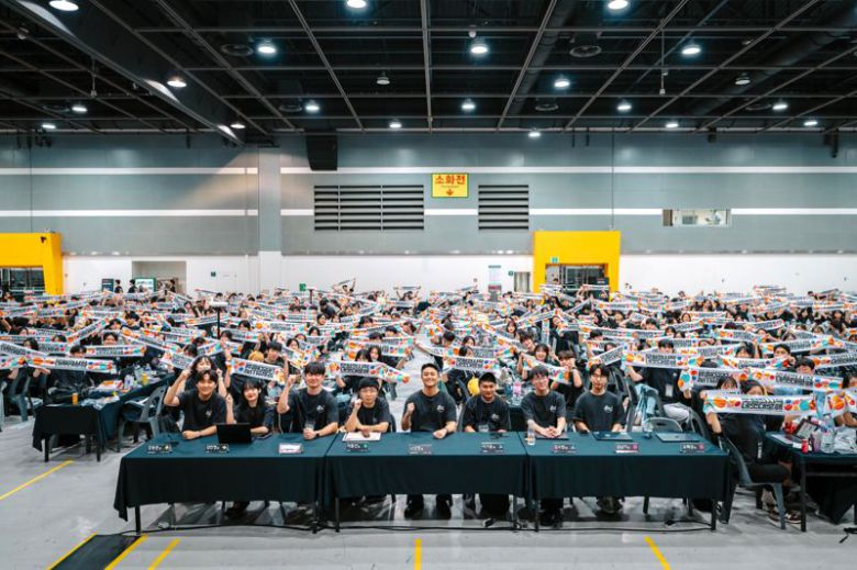 '멋쟁이사자처럼 13기 중앙 해커톤'이 지난 25일부터 무박 2일로 서울시 서초구 양재 aT센터에서 진행된 가운데, 참가자들과 관계자들이 기념촬영을 하고 있다. 사진=멋쟁이사자처럼