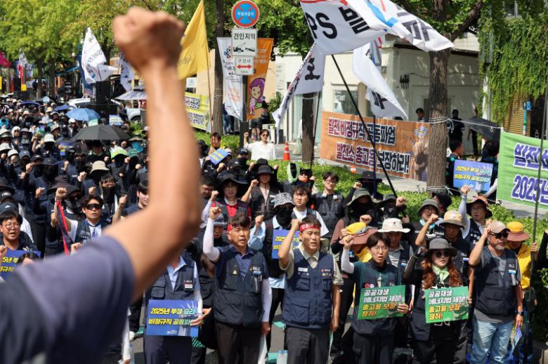 민주노총 공공운수노조 조합원들이 27일 오후 서울 용산구 삼각지역 앞에서 열린 '발전 비정규직 노동자 총파업 대회'에서 민중의례를 하고 있다. 뉴스1