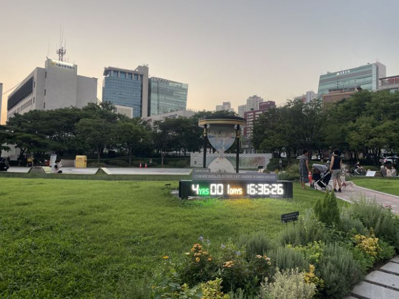 왕십리역 광장에 설치된 대형 기후위기시계. 지구에 남은 시간이 지난달 4년 1일이던 게 한달이 지난 현재 3년 331일 남았다. /사진=서윤경 기자