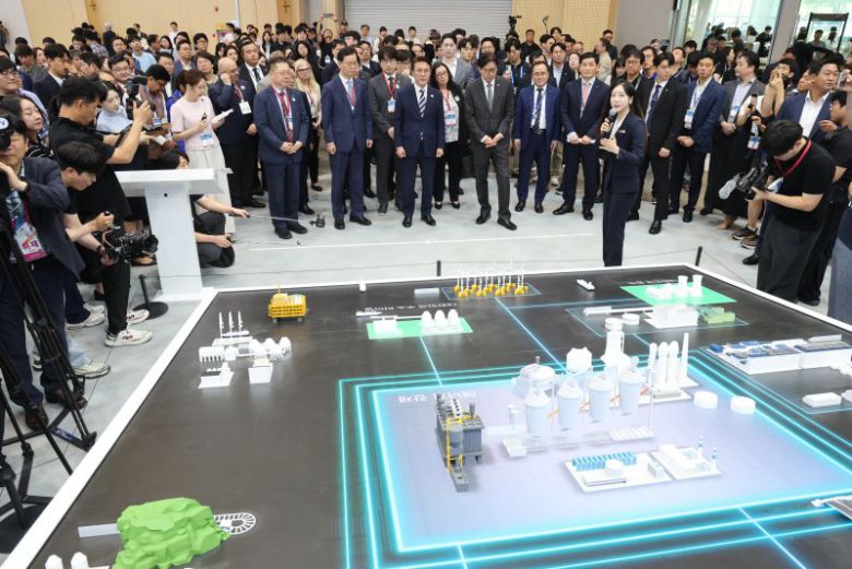 김민석 국무총리 등이 27일 부산 해운대구 벡스코 제1전시장에서 열린 2025 기후산업국제박람회에 참석해 참가업체 전시 부스를 둘러보고 있다. 29일까지 열리는 이번 박람회는기후 에너지 분야 540개의 기업이 최신기술과 제품 등을 선보인다. 연합뉴스                                     27일 부산 벡스코에서 개막한 기후산업국제박람회 2025에 김민석 국무총리, 박형준 부산시장, 박일준 대한상의 상근부회장 등이 전시기술 및 제품들에 대해 설명을 듣고 있다. 상의 제공