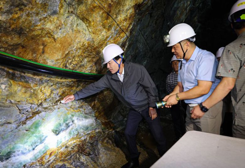 김진태 강원도지사(사진 왼쪽)가 26일 춘천시 사북면에 위치한 형석 광산을 방문, 채굴 현장을 둘러보고 있다. 강원자치도 제공