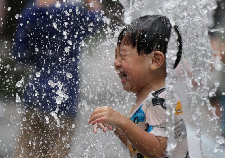 늦더위가 기승을 부리고 있는 가운데 24일 서울 종로구 광화문광장 바닥분수에서 어린이들이 물놀이를 하며 더위를 식히고 있다. 뉴시스