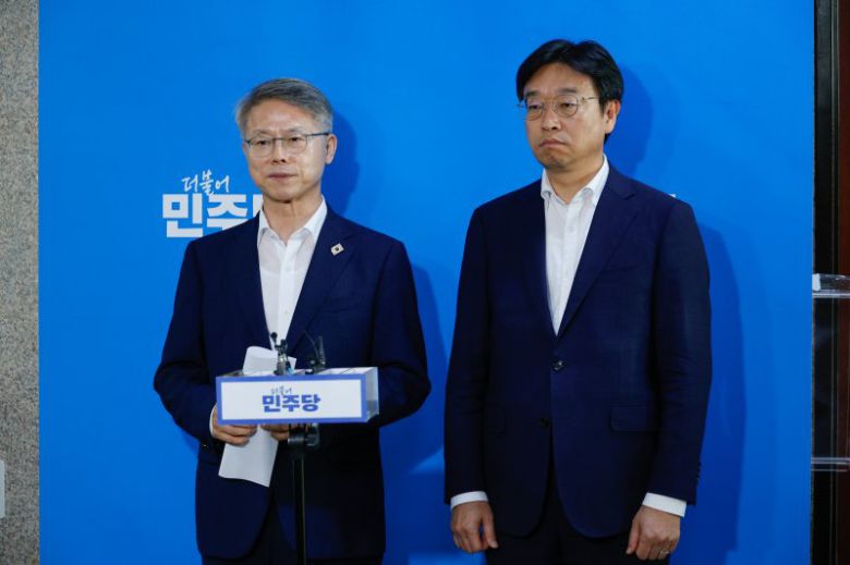 더불어민주당 국민주권 검찰 정상화 특별위원회 민형배 위원장(왼쪽)과 이용우 간사가 27일 오후 서울 여의도 국회에서 당정대 실무회의 및 검찰개혁 당론안 초안 등 관련 브리핑을 하고 있다. 뉴스1