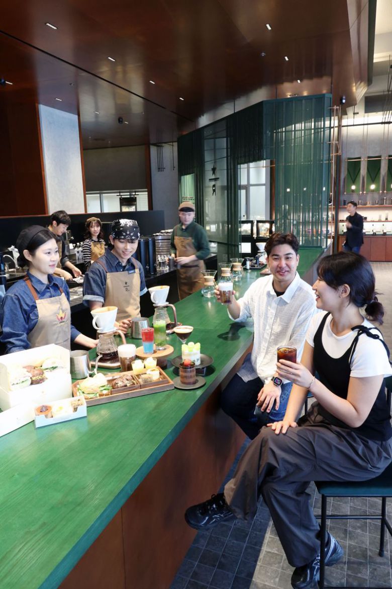 26일 서울 종로구 KT 광화문빌딩 웨스트에서 오픈 예정인 스타벅스 '리저브광화문'에서 직원들이 음료와 음식을 선보이고 있다. 스타벅스가 처음으로 선보이는 랜드마크 명칭을 활용한 '광화문 믹사토'와 '퓨어 말차 모히토'는 해당 매장에서만 만나볼 수 있다. 광화문리저브는 리저브 전용 매장으로 오는 28일에 오픈한다. 사진=서동일 기자