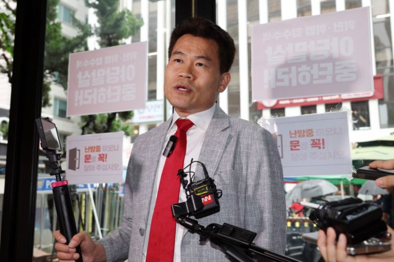 전한길 전 한국사 강사가 14일 오전 서울 여의도 국민의힘 중앙당사에서 열린 중앙윤리위원회 회의에 출석하며 입장을 밝히고 있다.(공동취재) 2025.8.14/뉴스1 ⓒ News1 안은나 기자 /사진=뉴스1