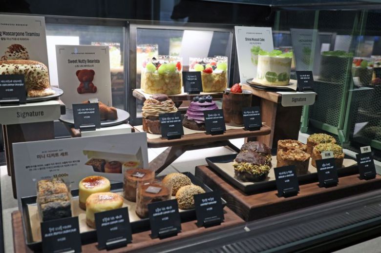 26일 서울 종로구 KT 광화문빌딩 웨스트에서 오픈 예정인 스타벅스 '리저브광화문'. 스타벅스가 처음으로 선보이는 랜드마크 명칭을 활용한 '광화문 믹사토'와 '퓨어 말차 모히토'는 해당 매장에서만 만나볼 수 있다. 광화문리저브는 리저브 전용 매장으로 오는 28일에 오픈한다. 사진=서동일 기자