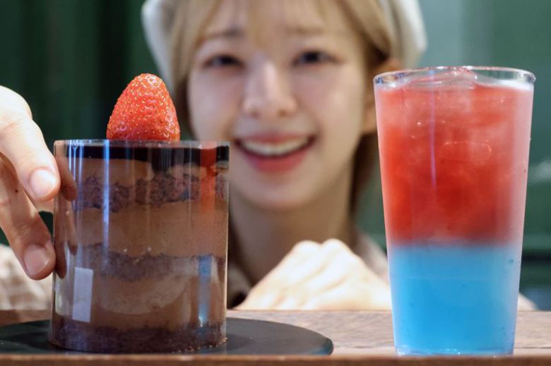 26일 서울 종로구 KT 광화문빌딩 웨스트에서 오픈 예정인 스타벅스 '리저브광화문'에서 직원이 이곳에서만 맛볼 수 있는 딸기 벨지안 쇼콜라 케이크와 광화문 믹사토 음료를 선보이고 있다. 스타벅스가 처음으로 선보이는 랜드마크 명칭을 활용한 '광화문 믹사토'와 '퓨어 말차 모히토'는 해당 매장에서만 만나볼 수 있다. 광화문리저브는 리저브 전용 매장으로 오는 28일에 오픈한다. 사진=서동일 기자