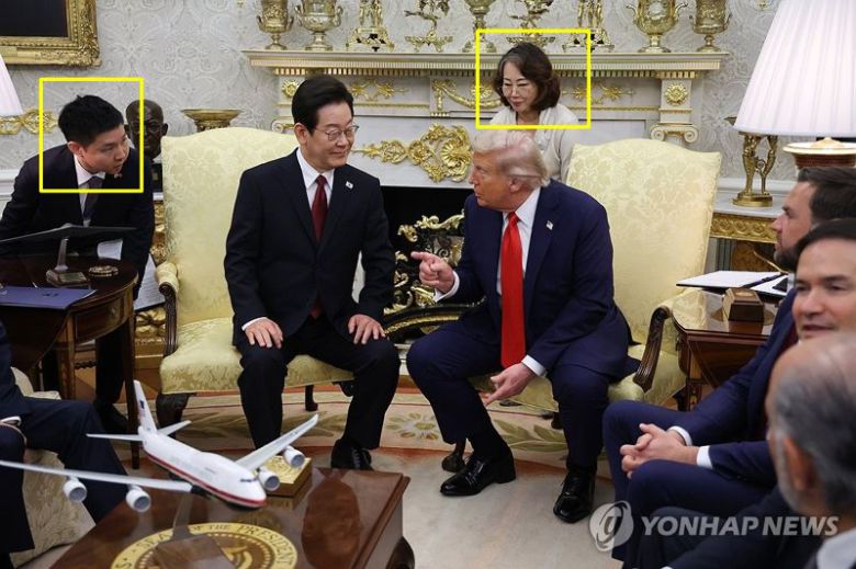 지난 25일(현지시간) 한미 정상회담에서 이재명 대통령과 도널드 트럼프 대통령의 통역을 맡은 한국 측 조영민 서기관(왼쪽 네모)과 미국 측 이연향 국장. /사진=연합뉴스