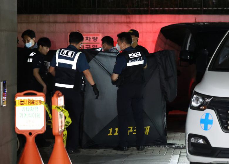 지난 26일 밤 서울 강서구의 한 주상복합건물에서 모녀 3명이 추락하는 사고가 발생해 사고 현장을 경찰 등 관계자들이 수습하고 있다. 경찰과 소방에 따르면 지난 26일 오후 9시 27분쯤 강서구 염창동의 12층짜리 주상복합건물에서 20대 추정 여성 2명과 40대 추정 여성 1명이 추락해 3명 모두 숨졌다. 2025.8.27 /사진=뉴스1