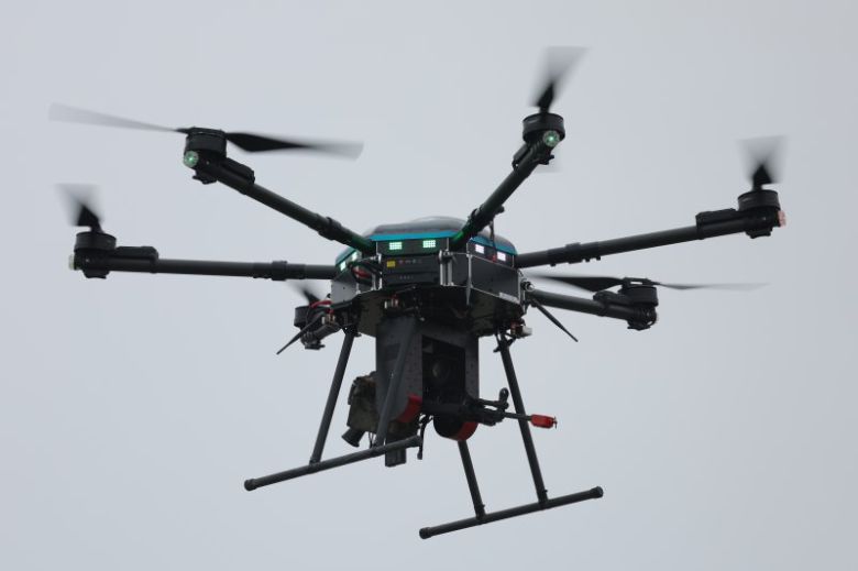 지난해 5월 24일 경기도 양주시 광적면 가납리 비행장에서 열린 2024 아미 타이거 드론봇 페스티벌 개막식에서 소총 드론이 비행하고 있다. 육군 지상작전사령부와 양주시가 공동 개최하는 이번 행사에서 군은 현대전에서 무기체계 효용성이 입증된 드론 및 드론봇을 선보이고 있다. 연합뉴스