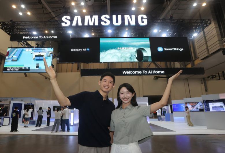 모델들이 기후산업국제박람회 2025 삼성전자 부스 앞에서 포즈를 취하고 있다. 삼성전자 제공.