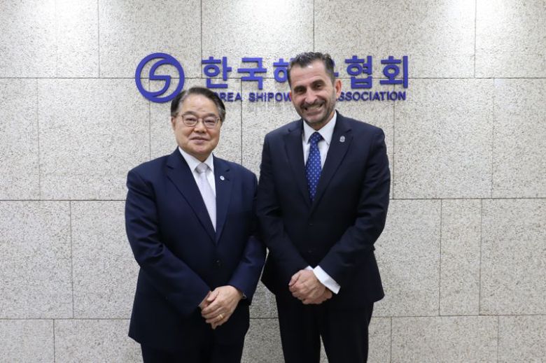 양창호 해운협회 상근부회장(왼쪽)이 지난 27일 해운협회를 방문한 토마스 카자코스 국제해운회의소(ICS) 사무총장과 만나 미국 무역대표부(USTR)의 부당한 항만수수료 부과 등 현안에 대해 의견을 교환한 뒤 기념촬영을 하고 있다. 한국해운협회 제공