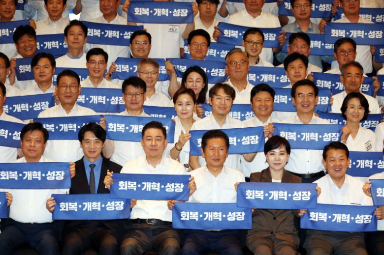 더불어민주당이 28일 인천 중구 파라다이스시티 컨벤션센터 그랜드볼룸에서 2025년 정기국회 대비 의원 워크숍을 가졌다. 29일까지 진행되는 워크숍에 참석한 정청래 대표(앞줄 왼쪽 네번째) 등이 기념촬영을 하고 있다. 뉴시스