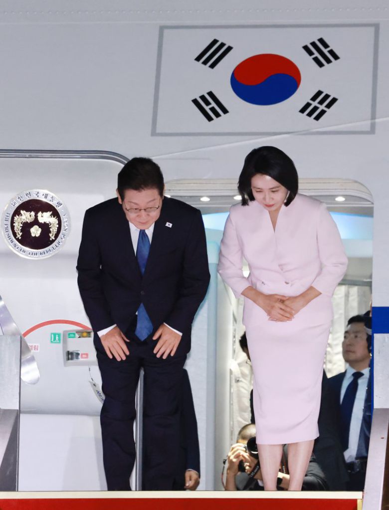 대통령 부부 귀국 인사이재명 대통령과 김혜경 여사가 일본·미국 방문 일정을 마치고 28일 경기도 성남 서울공항에 도착해 공군1호기에서 내리며 인사하고 있다. 연합뉴스