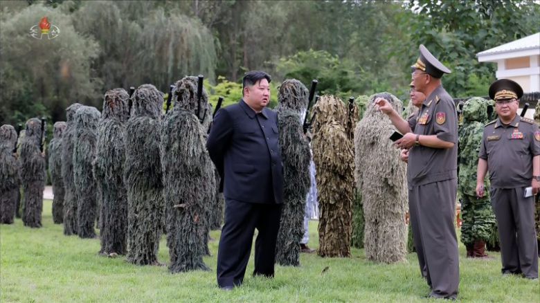 김정은 북한 국무위원장(앞줄 왼쪽)이 지난 27일 조선인민군 총참모부 직속 특수작전훈련기지를 방문해 저격수구분대와 특수작전구분대의 훈련실태를 점검하고 있다. 조선중앙TV 화면