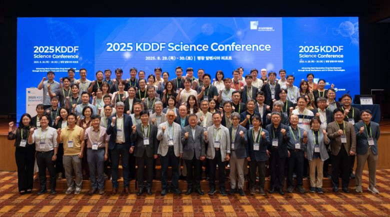 28일 강원 평창 알펜시아에서 열린 '2025 KDDF 사이언스 컨퍼런스'에서 참석자들이 단체 기념사진 촬영을 하고 있다. 국가신약개발재단 제공