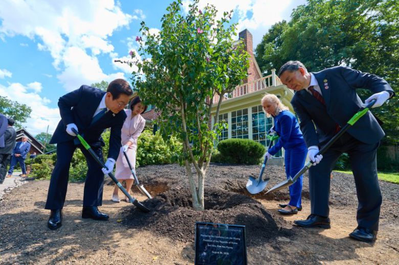 서재필기념관 찾아 무궁화 심는 李대통령이재명 대통령이 26일(현지시간) 미국 펜실베이니아주 필라델피아에 위치한 '서재필기념관'을 방문했다. 이 대통령과 김혜경 여사가 미국 측 인사들과 함께 광복 80주년 기념식수로 무궁화나무를 심고 있다. 현직 대통령의 서재필기념관 방문은 1999년 7월 김대중 대통령 이후 26년 만이다. 연합뉴스