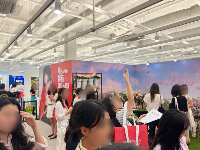 28일 서울 성수동의 '무신사 뷰티페스타 인 성수' 팝업 내부에서 젊은 여성 방문객들이 부스를 둘러보고 있다. 사진=김현지 기자