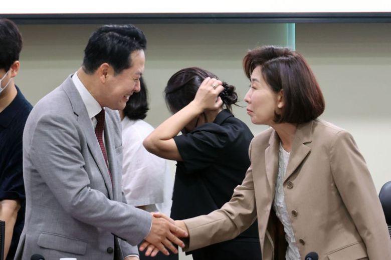 국민의힘 나경원 의원실이 27일 서울 여의도 국회의원회관에서 청년안심주택 보증금 미반환 사태 긴급 대응 간담회를 연 가운데 국민의힘 장동혁 신임 당 대표와 나 의원이 인사를 하고 있다. 사진=서동일 기자