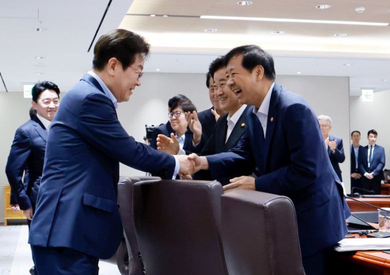 이재명 대통령이 29일 서울 용산 대통령실 청사에서 열린 제39회 국무회의(임시)에서 구윤철 경제부총리 겸 기획재정부 장관과 악수하며 입장하고 있다. 뉴시스