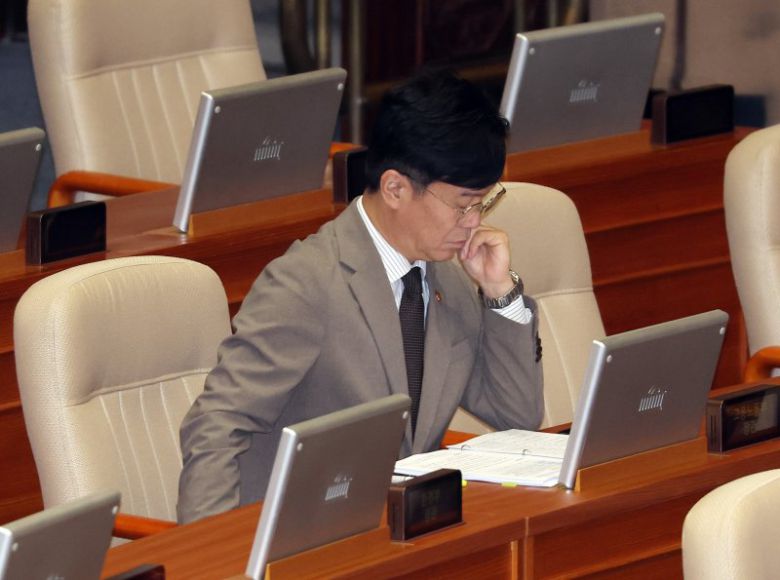 김영훈 고용노동부 장관이 지난 23일 서울 여의도 국회 본회의에 참석해 있다. 연합뉴스