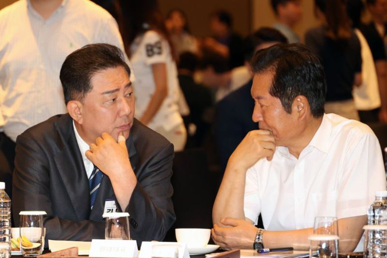 2025 정기국회 더불어민주당 국회의원 워크숍이 28일 오후 인천 중구 파라다이스시티 호텔에서 열렸다. 정청래 당 대표(오른쪽)와 김병기 원내대표가 대화하고 있다. 사진=서동일 기자