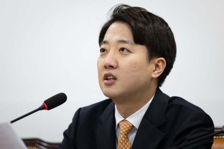 (서울=뉴스1) 유승관 기자 = 이준석 개혁신당 대표가 28일 서울 여의도 국회에서 열린 최고위원회의에서 모두 발언을 하고 있다. 2025.8.28/뉴스1 /사진=뉴스1화상