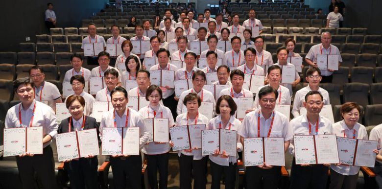 장동혁 국민의힘 대표를 비롯한 의원들이 29일 오전 인천 중구 인천국제공항공사 항공교육원에서 열린 2025 국민의힘 국회의원 연찬회에서 직접 작성한 국민께 드리는 손편지를 들고 기념촬영을 하고 있다. 뉴시스