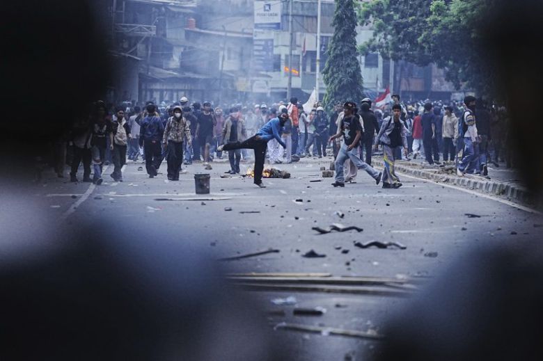 인도네시아 자카르타에서 시위대가 국회의원에게 주어지는 사치스러운 수당에 항의하며 진압 경찰을 향해 돌을 던지고 있다. 뉴시스