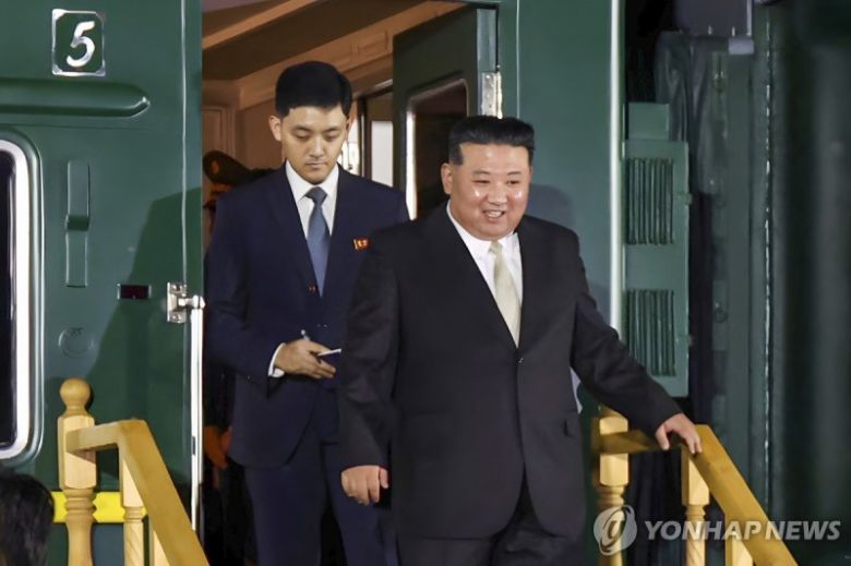 김정은 북한 국무위원장이 지난 2023년 9월 12일 연해주 하산역에 도착해 전용열차에서 내리고 있다. 연합뉴스