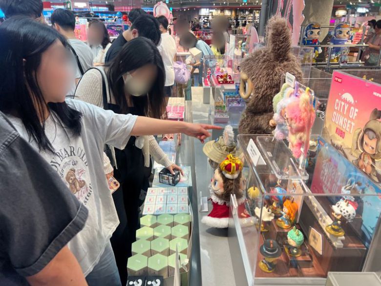 서울 용산 아이파크몰 내 '팝마트' 매장에서 고객들이 '라부부' 키링을 구경하고 있다. 사진=김현지 기자