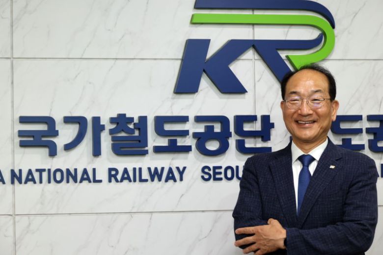 이성해 국가철도공단 이사장이 서울 용산구 국가철도공단 수도권본부 사무실에서 포즈를 취하고 있다. 사진=서동일 기자