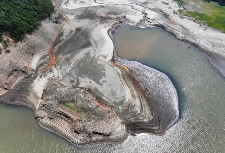 강릉시 주요 상수원인 오봉저수지 바닥이 드러나 있다. 뉴스1